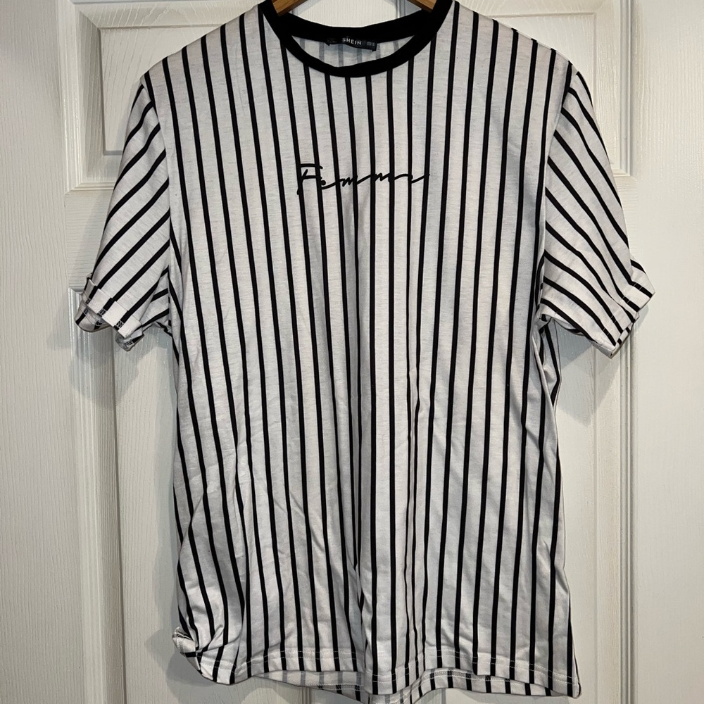 SHEIN Men’s tee shirt. Size medium. EUC.
